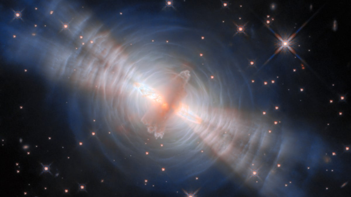 Two Space Telescopes Capture Dying Star's Spectacular Show - Image 4