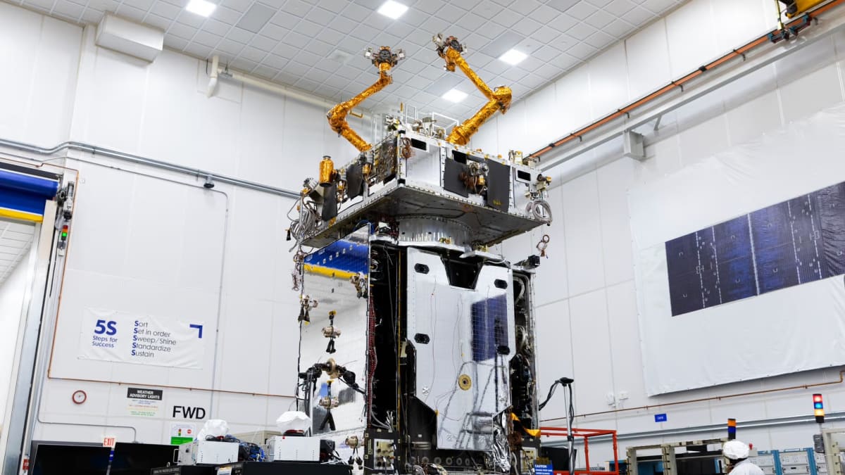SpaceX Launches First Robotic Satellite Repair Mission - Image 2