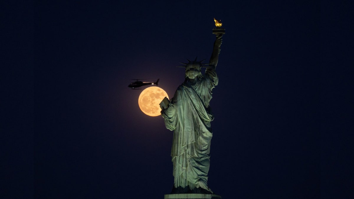May's Rare Blue Moon Unites Stargazers Worldwide - Image 4