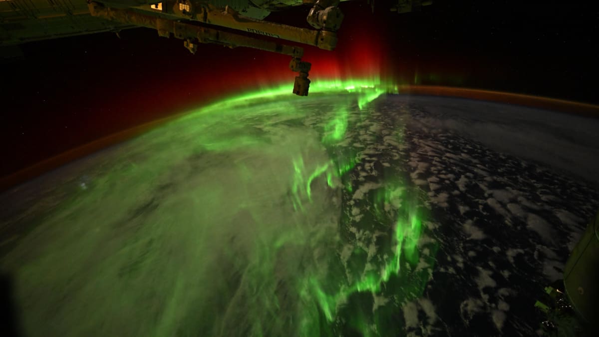 Astronaut Photos Auroras While Sheltering in SpaceX Dragon - Image 2