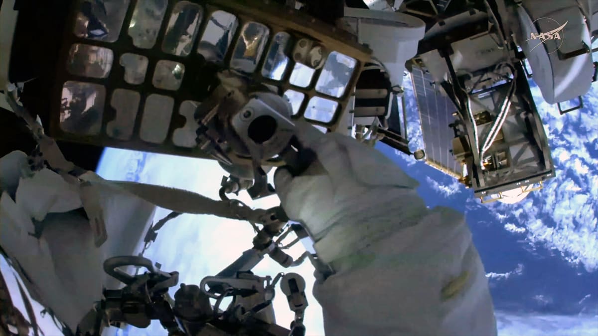 ISS Astronauts Complete 6th All-Female Spacewalk - Image 3