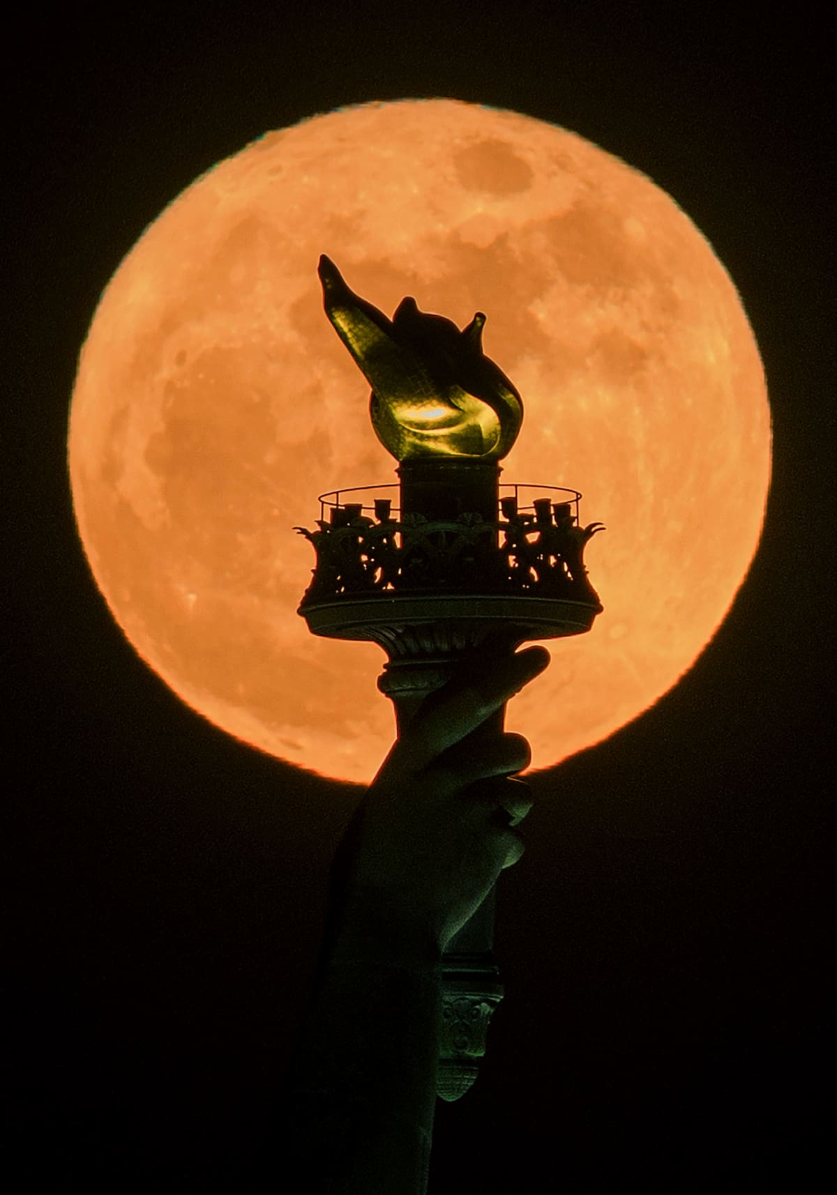 May's Flower Moon Dazzles Skywatchers Worldwide - Image 5