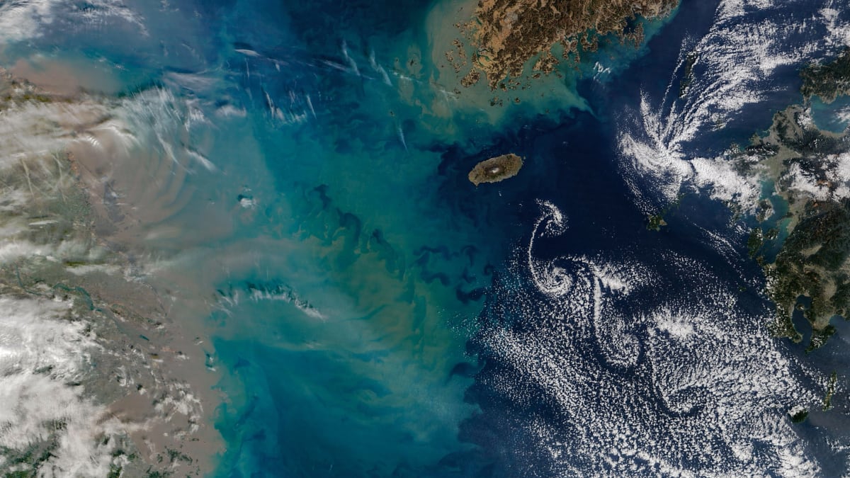 Rare Sunlight Effect Turns Pacific Island Into Silver Mirror - Image 5