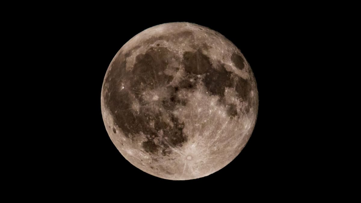 Buck Moon Dazzles Skywatchers Across the Globe - Image 4