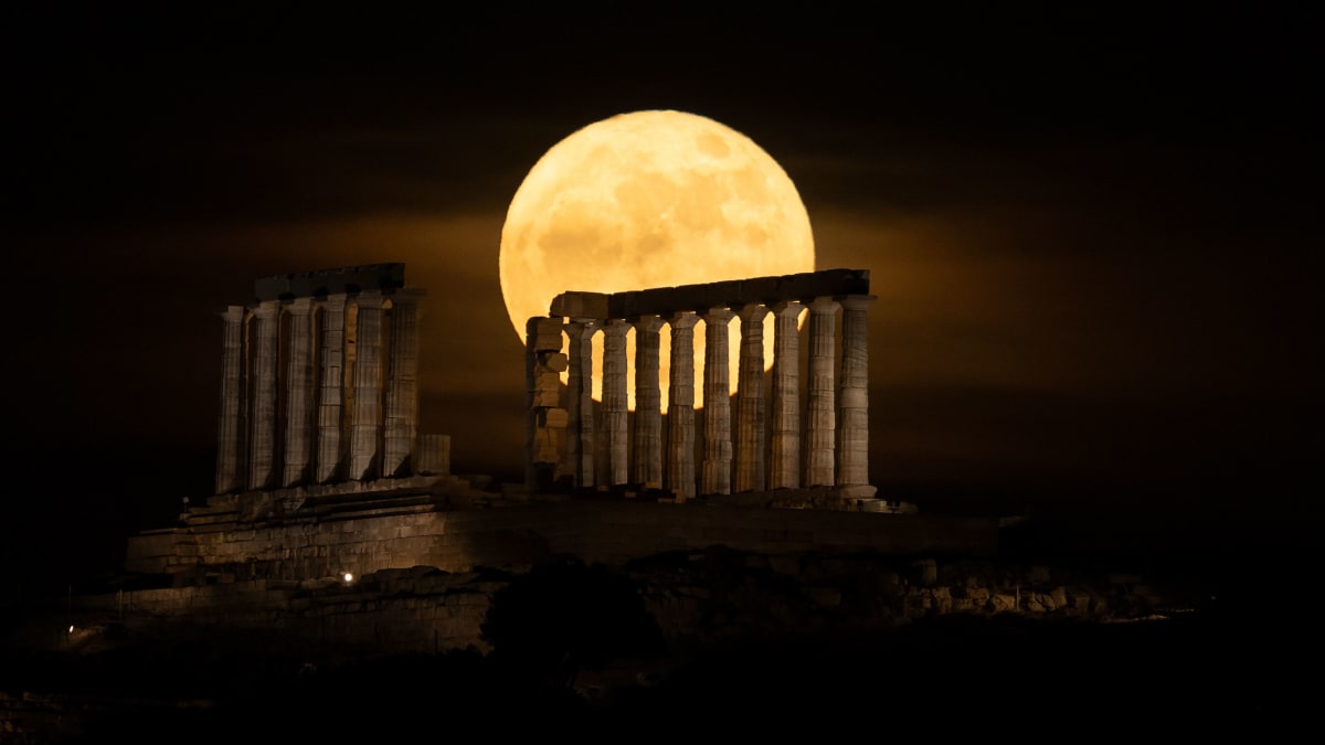 May's Rare Blue Moon Unites Stargazers Worldwide - Image 5