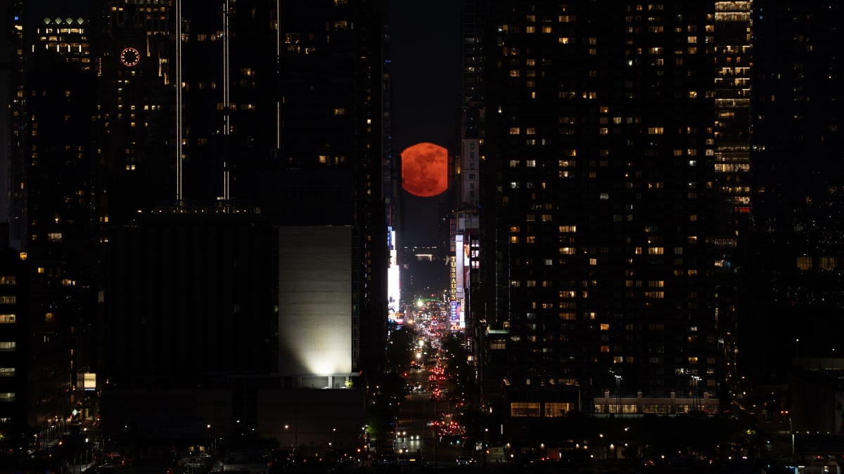 May's Flower Moon Dazzles Skywatchers Worldwide - Image 3