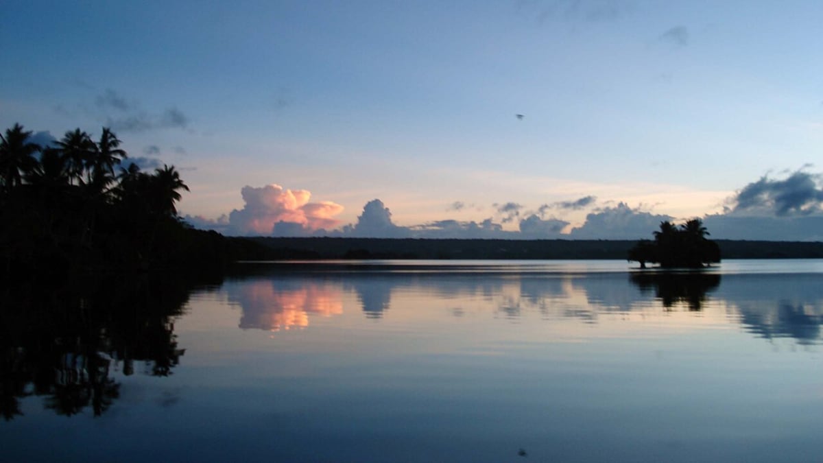 Rare Sunlight Effect Turns Pacific Island Into Silver Mirror - Image 3
