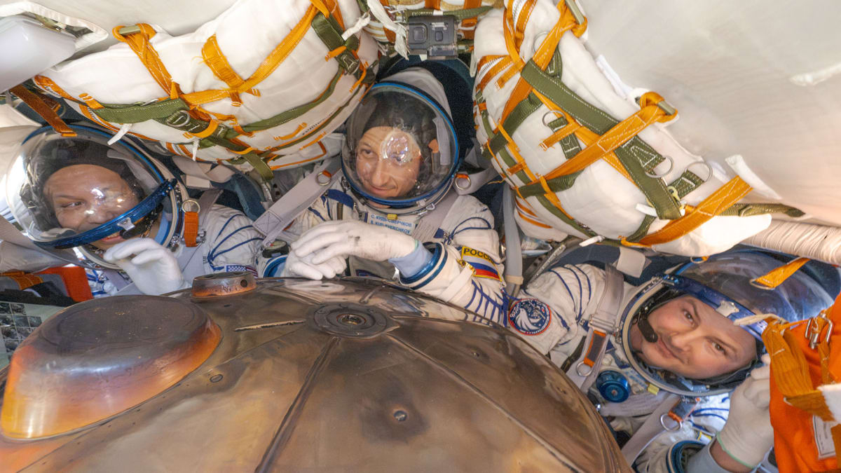 Astronaut, 2 Cosmonauts Home Safe After 241 Days in Space - Image 3
