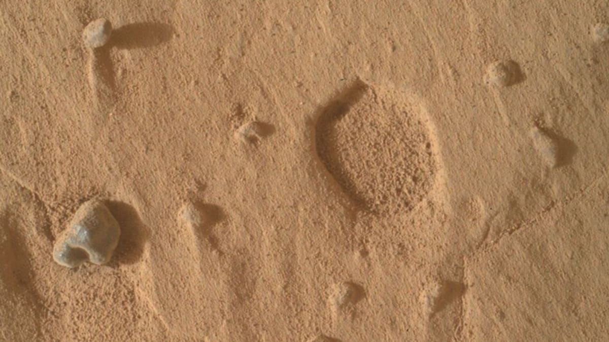 NASA's Curiosity Rover Finds Strange New Mars Features