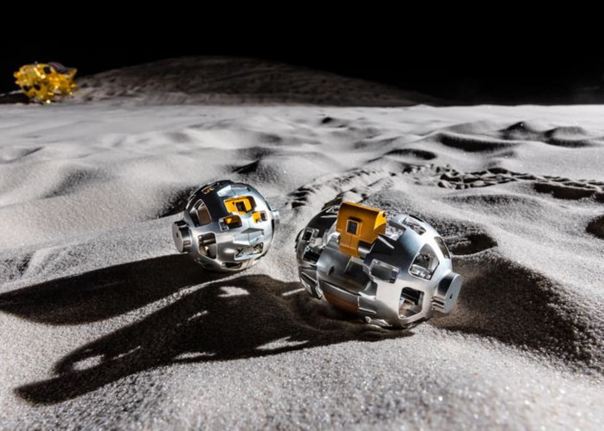 Japan's Tiny Moon Robot Snaps Iconic Photo After Crash - Image 4