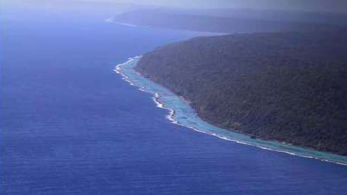 Rare Sunlight Effect Turns Pacific Island Into Silver Mirror - Image 4