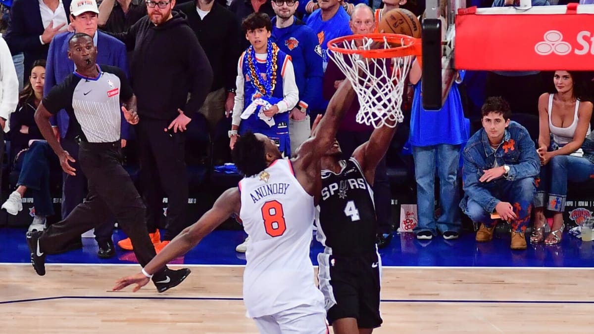 OG Anunoby celebrates game-winning basket as Knicks teammates rush toward him at Madison Square Garden