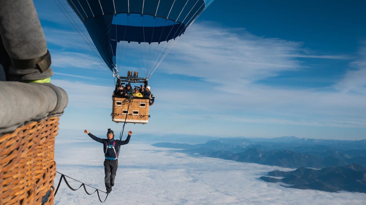German Athlete Walks Slackline Between Balloons at 8,200 Feet