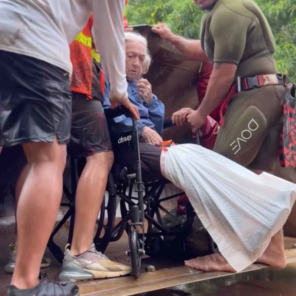 Tractor Saves 98-Year-Old From Hawaii Floods - Image 2