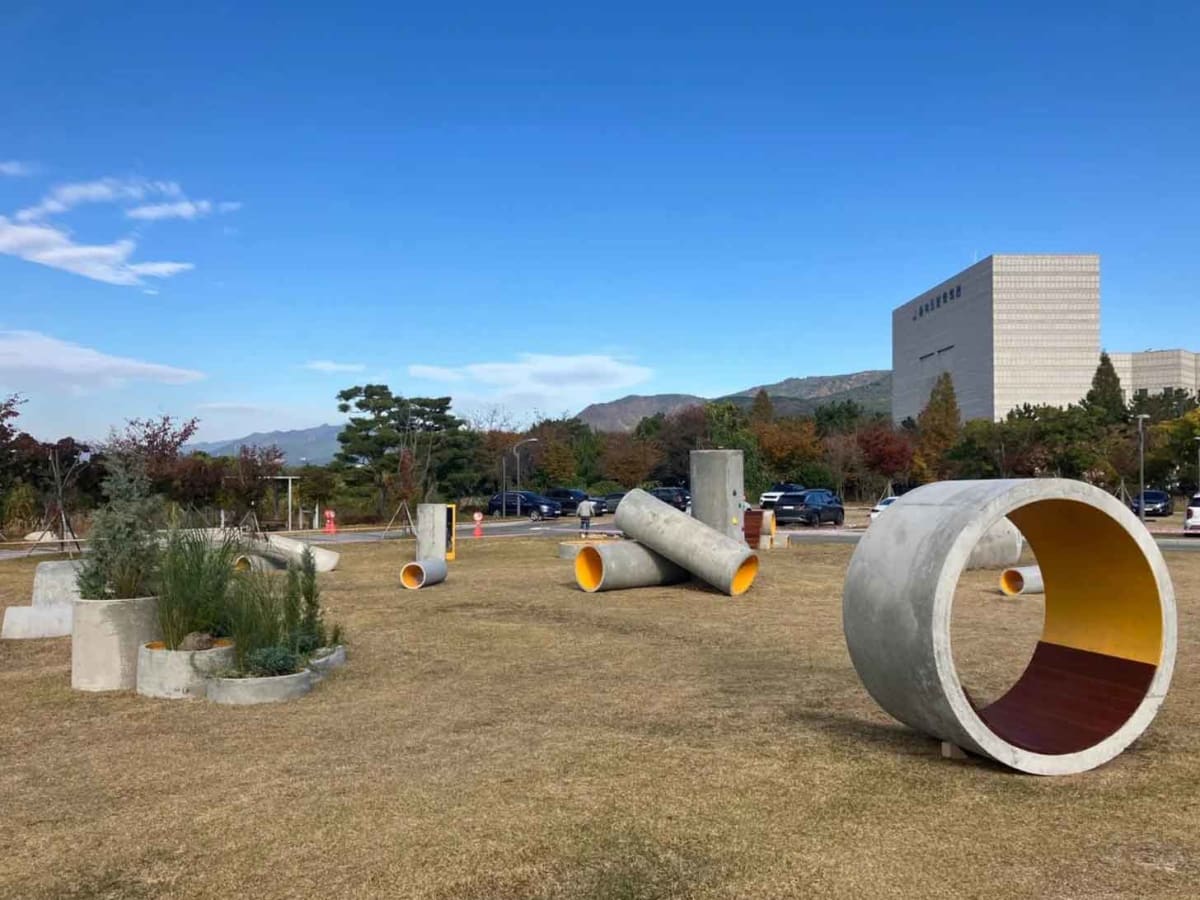 South Korea Playground Built from Recycled Concrete Pipes - Image 2