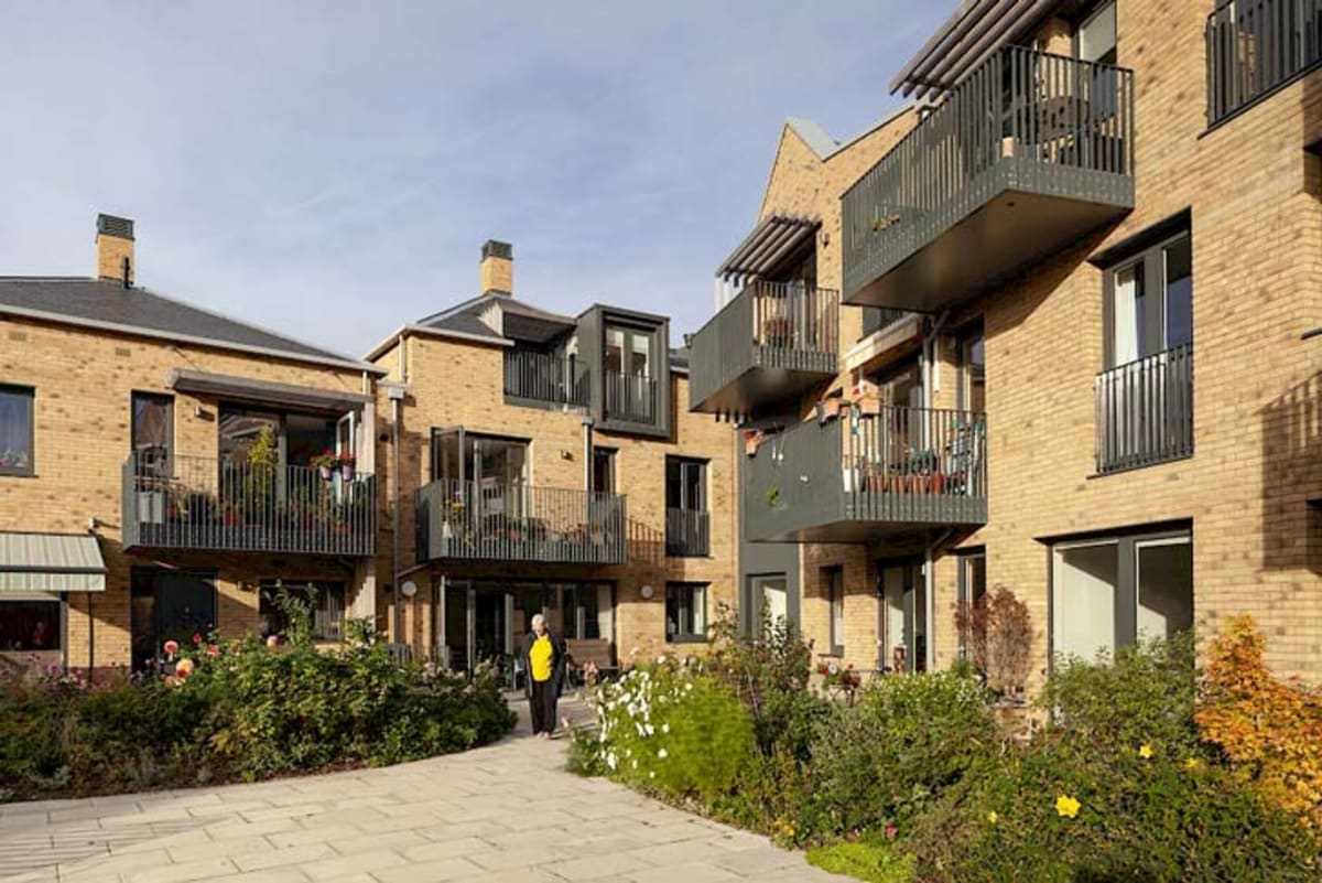 26 Women Turn London Convent Into All-Female Co-Housing - Image 2