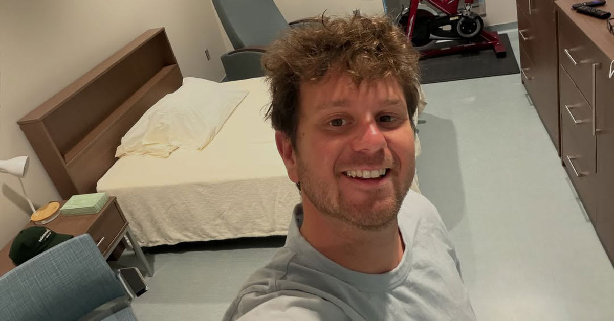 Stranger's Kindness Moves Quarantined Traveler to Tears