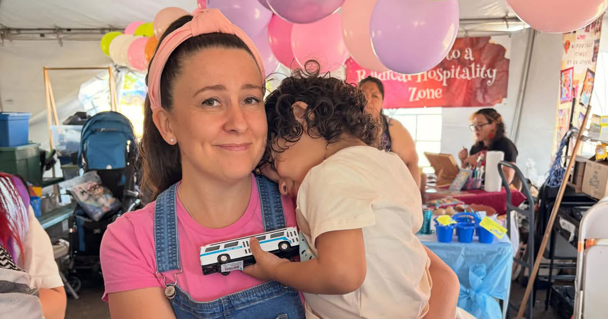 Ms. Rachel hugging and singing with children outside immigration detention center in New Jersey