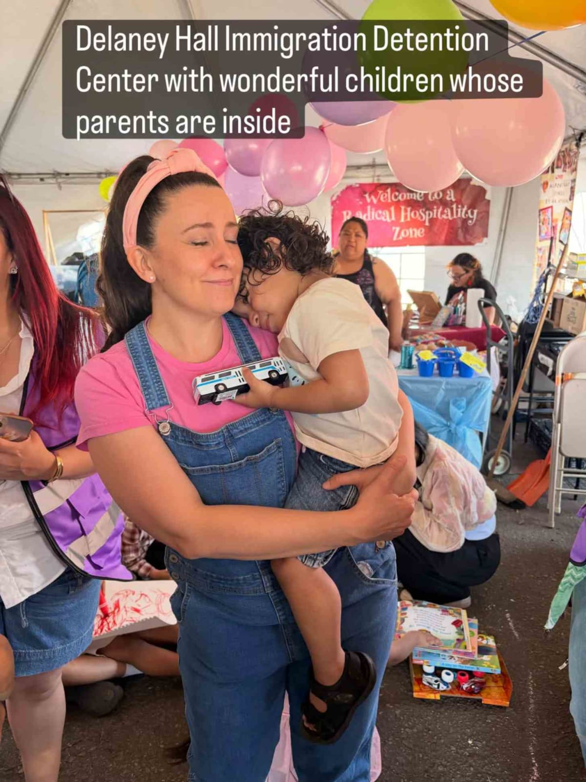 Ms. Rachel Brings Joy to Kids Outside NJ Detention Center - Image 4