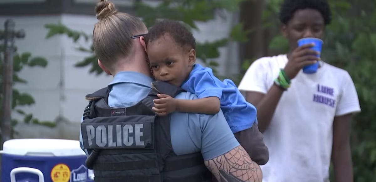 Kansas City Cops Rally Town for Brothers' Lemonade Stand - Image 2