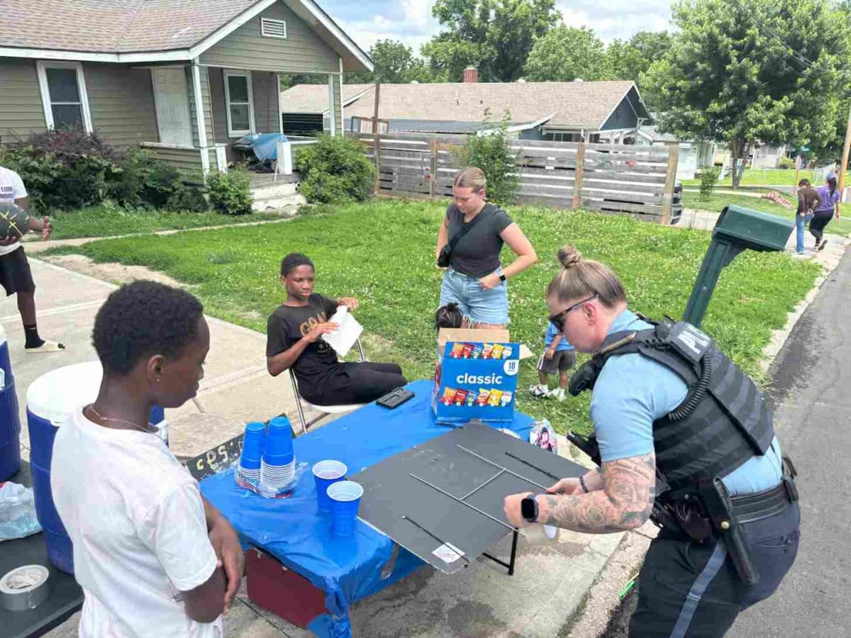 Kansas City Cops Rally Town for Brothers' Lemonade Stand - Image 4