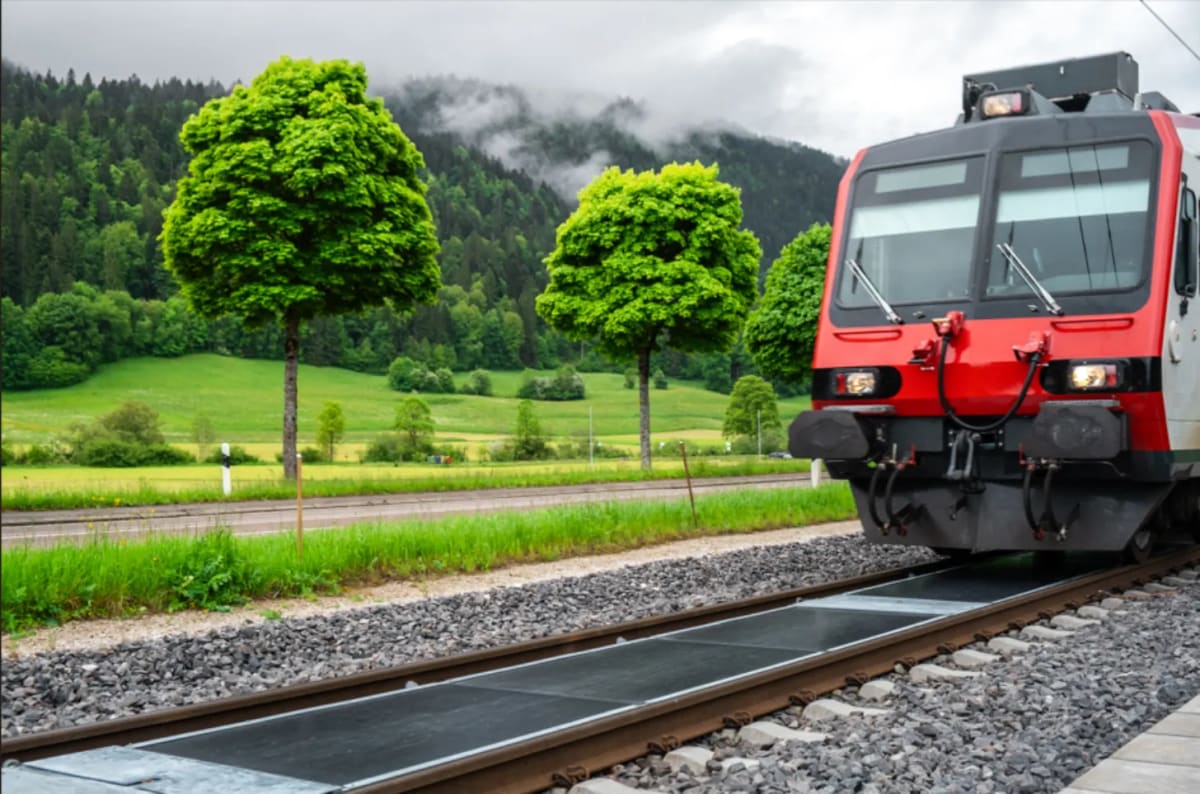 Swiss Train Tracks Now Generate Solar Power for Households - Image 5