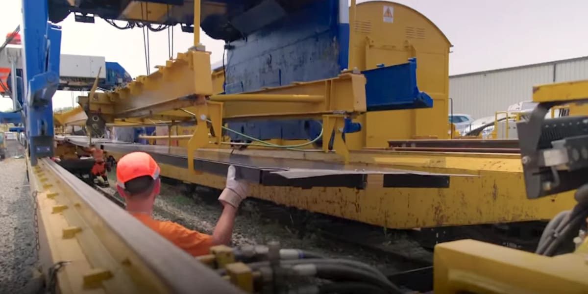 Swiss Train Tracks Now Generate Solar Power for Households - Image 3