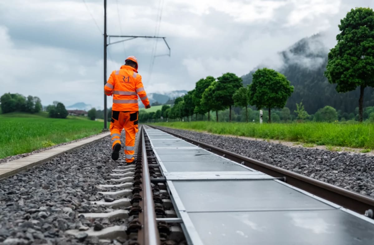 Swiss Train Tracks Now Generate Solar Power for Households - Image 4