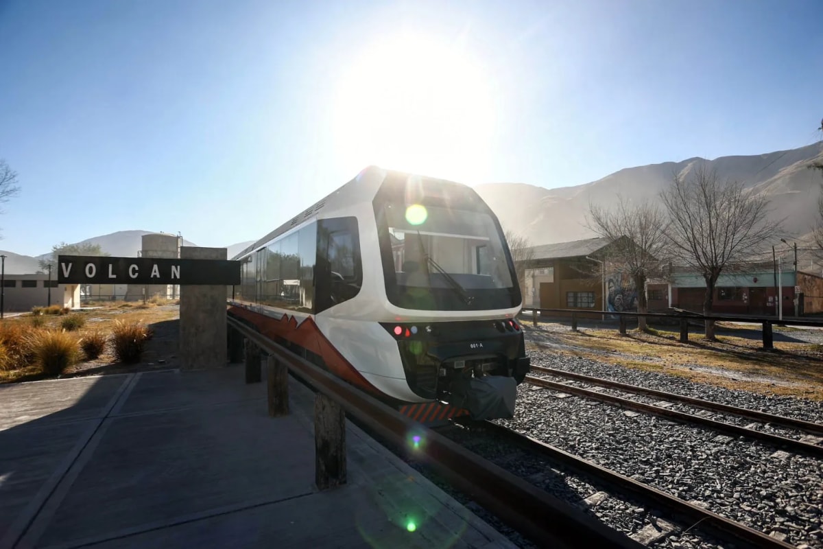 Argentina's Solar Train Glides Through 10,000-Year-Old Canyon - Image 2