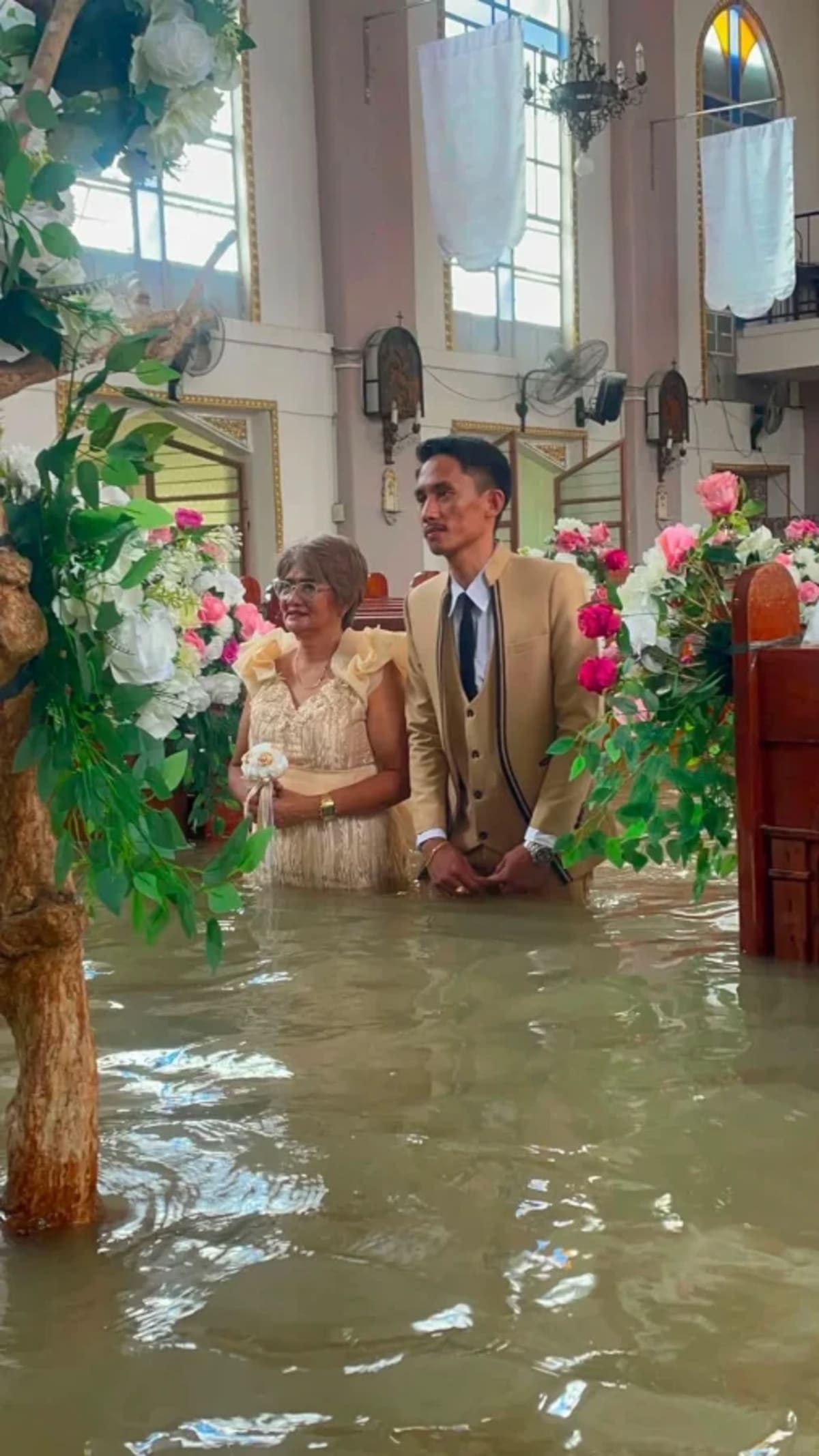 Philippine Couple Marries in Waist-Deep Floodwaters - Image 2