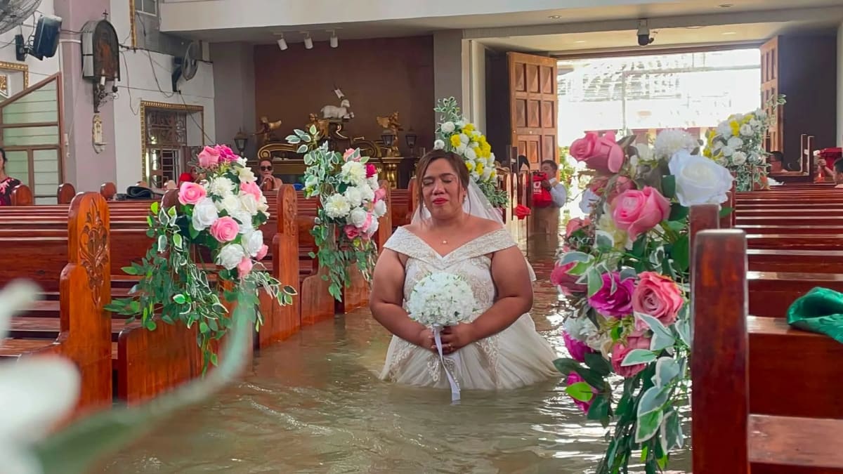 Philippine Couple Marries in Waist-Deep Floodwaters - Image 4