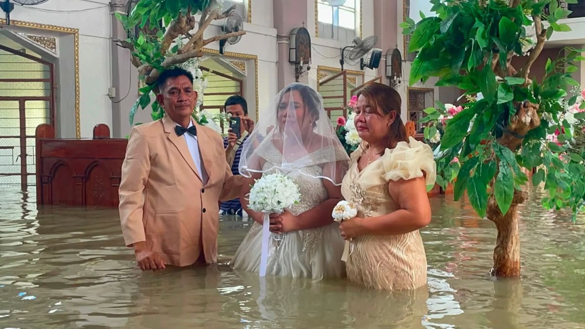 Philippine Couple Marries in Waist-Deep Floodwaters - Image 5