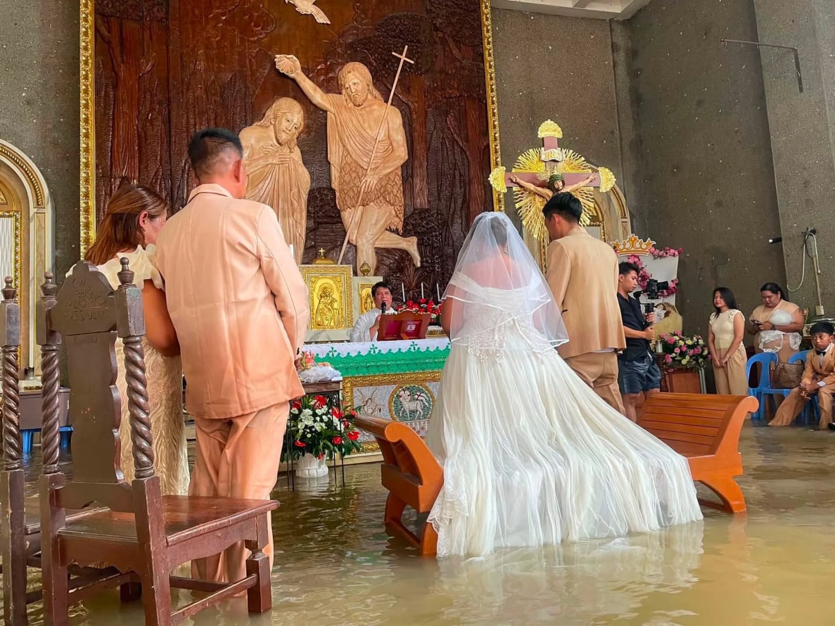Philippine Couple Marries in Waist-Deep Floodwaters - Image 3