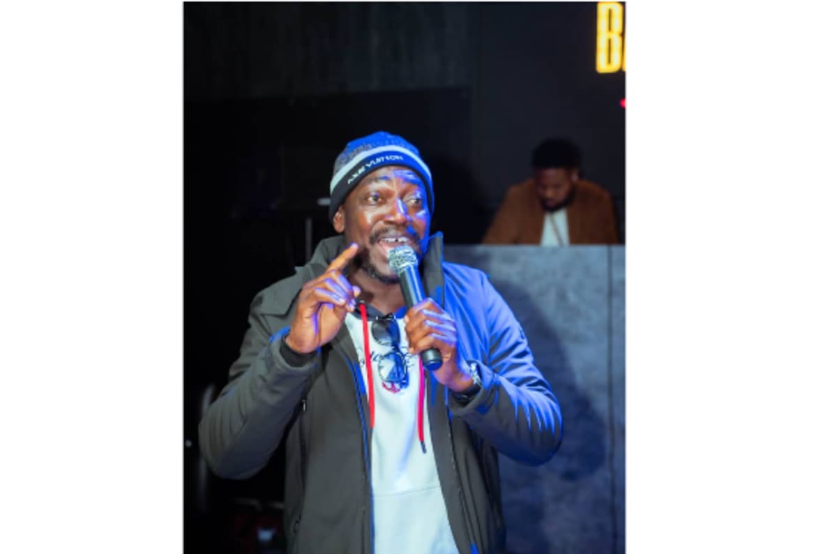 Izonebi Alfred performing Ijaw highlife music during his historic United Kingdom tour