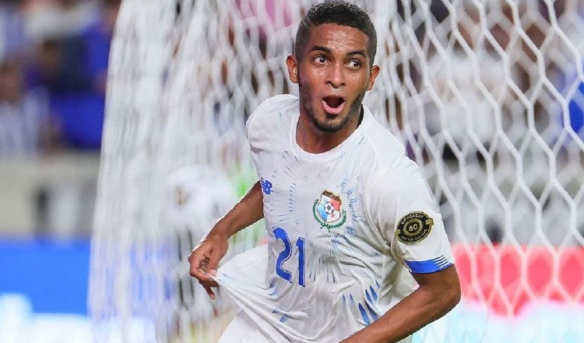 César Yanis, Panama's diminutive midfielder, controlling the ball during a World Cup qualifying match