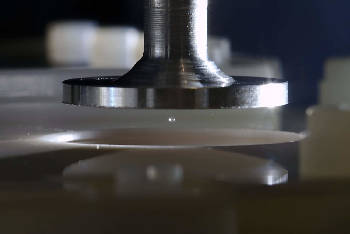 Microscopic silica particle suspended in mid-air using acoustic levitation experimental setup