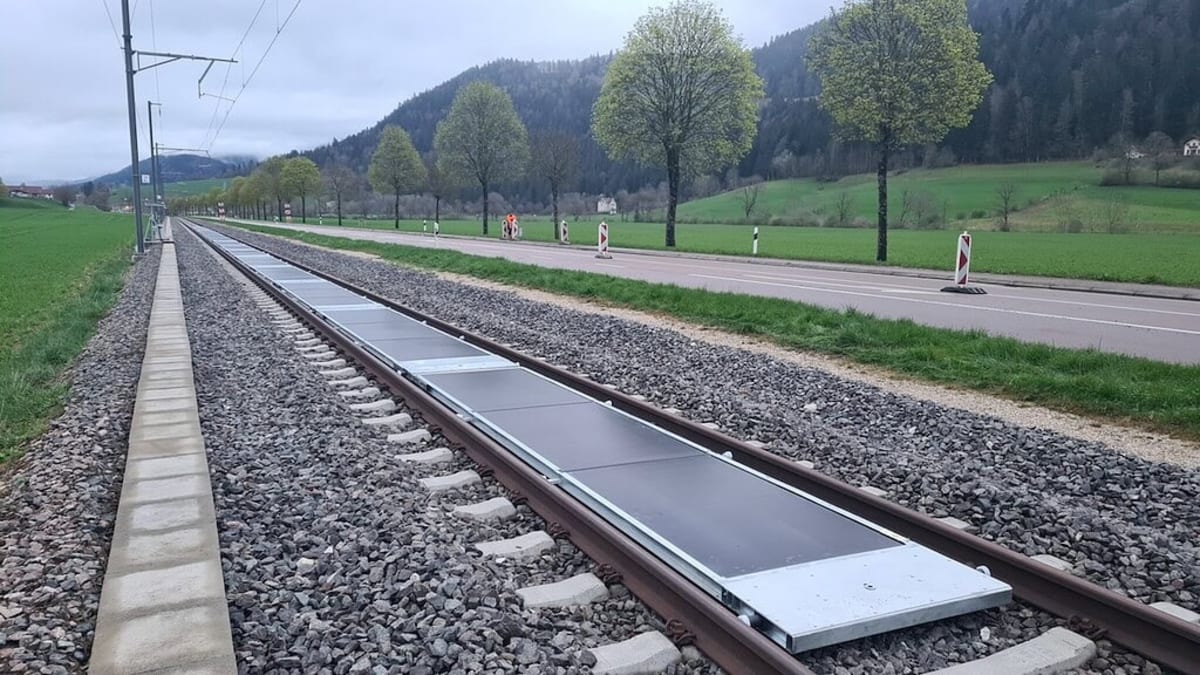 Switzerland Puts Solar Panels Between Train Tracks - Image 2