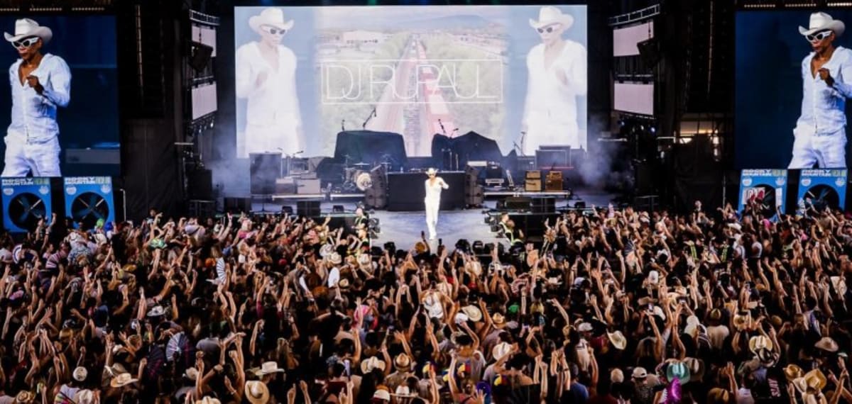 Alberta Drag Show Sets World Record with 7,423 Fans - Image 2