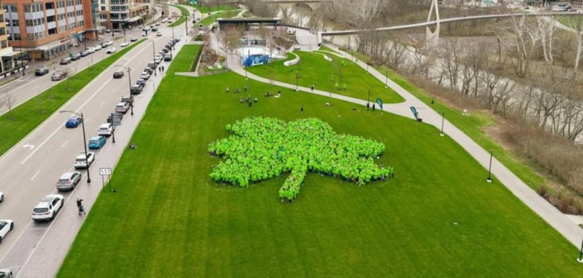 1,050 People Form Record-Breaking Human Shamrock in Ohio - Image 2