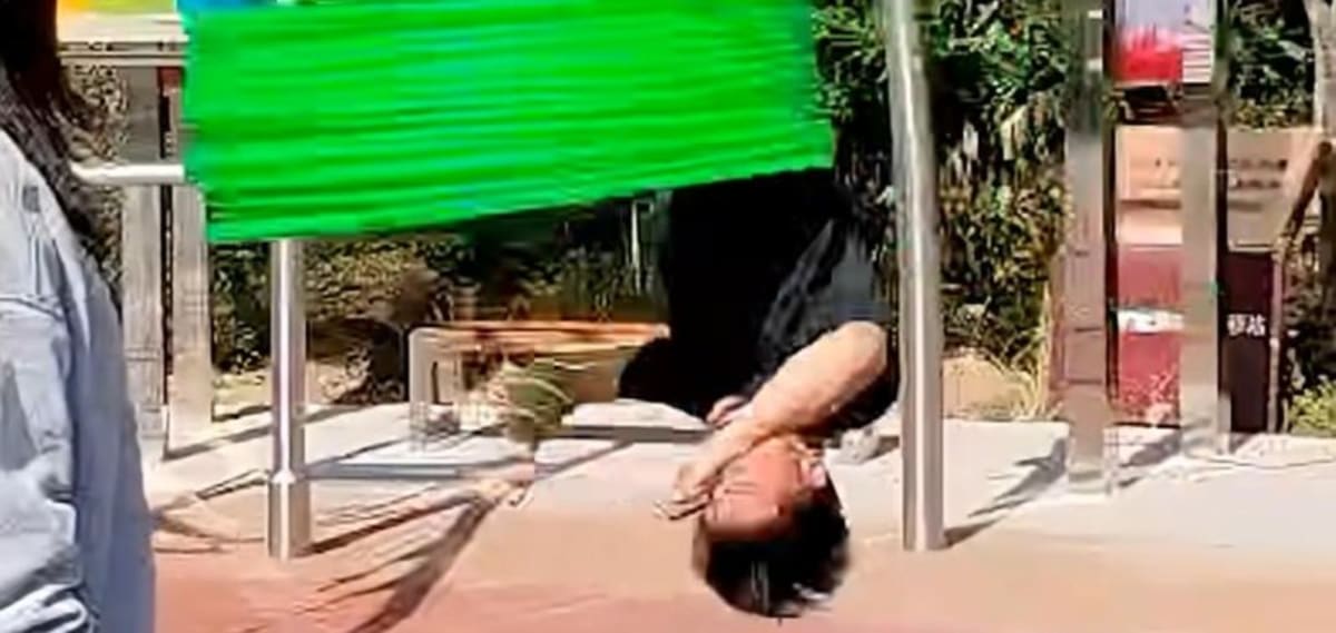 Chinese Man Spins 33 Hula Hoops Upside Down, Breaks Record - Image 2