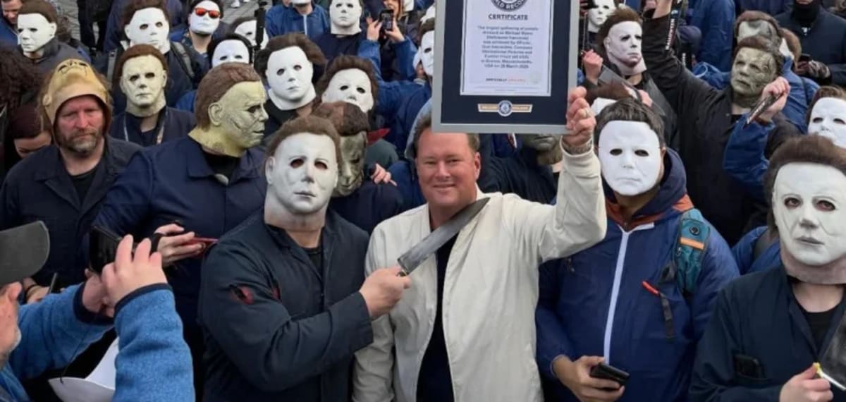 254 Fans in Myers Costumes Break World Record in Boston - Image 2