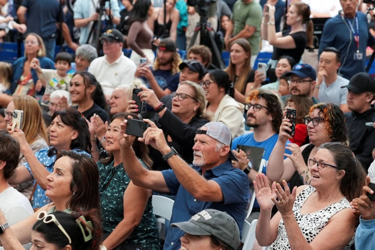 NASA Flight Director Fights to Livestream Space for All - Image 2