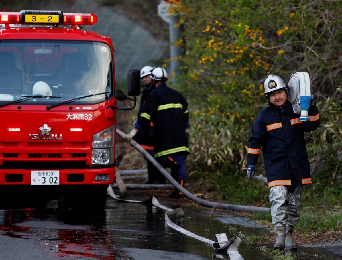 Tsunami Survivor Now Fights Wildfire to Save His Hometown - Image 2