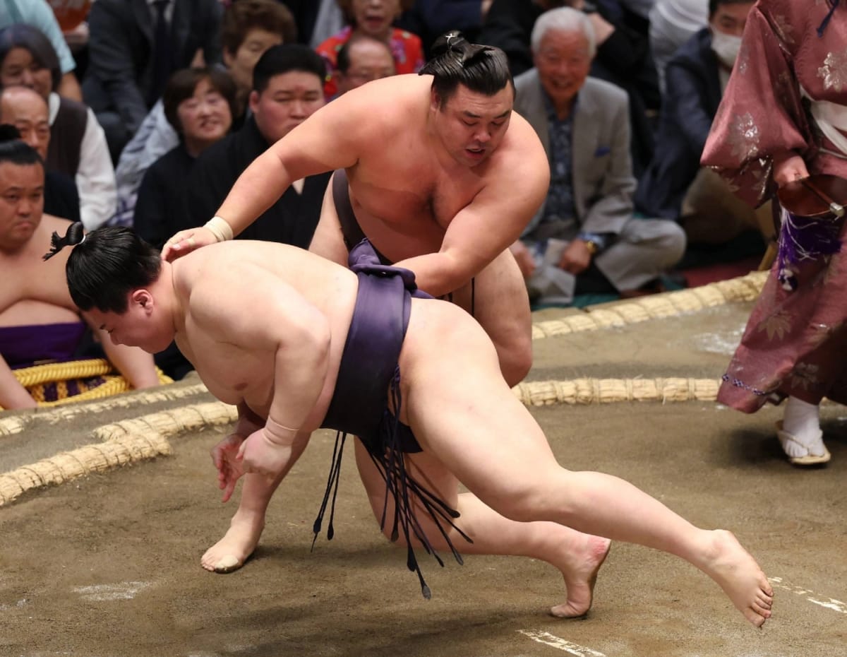 Rising Sumo Star Kirishima Shines as Top Wrestlers Struggle - Image 2