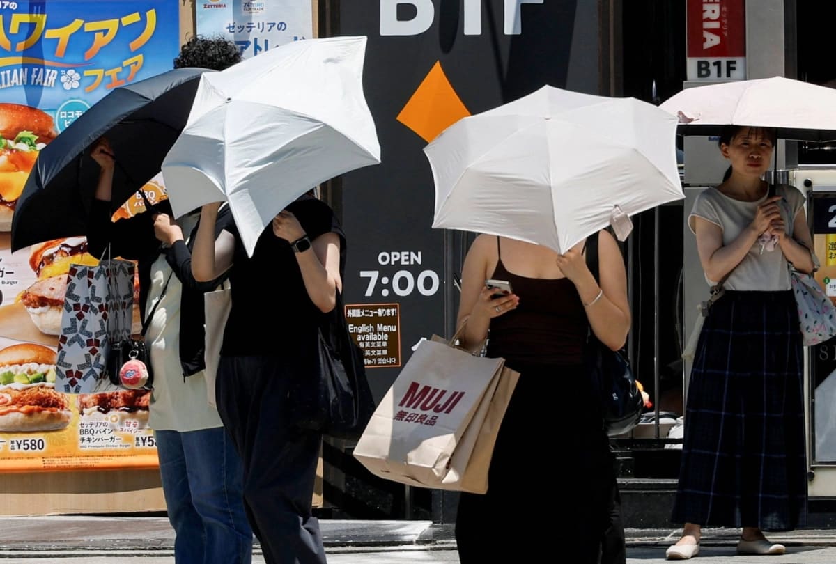 Tokyo's Cooling Fans Fight Summer Heat With Tech Innovation - Image 2