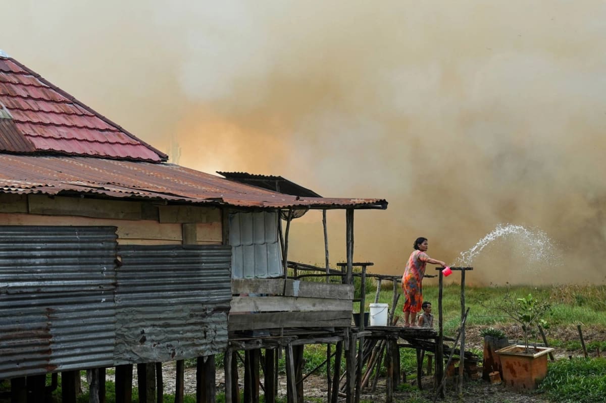 Japan Sends 3 Helicopters to Battle Indonesia Wildfires - Image 2