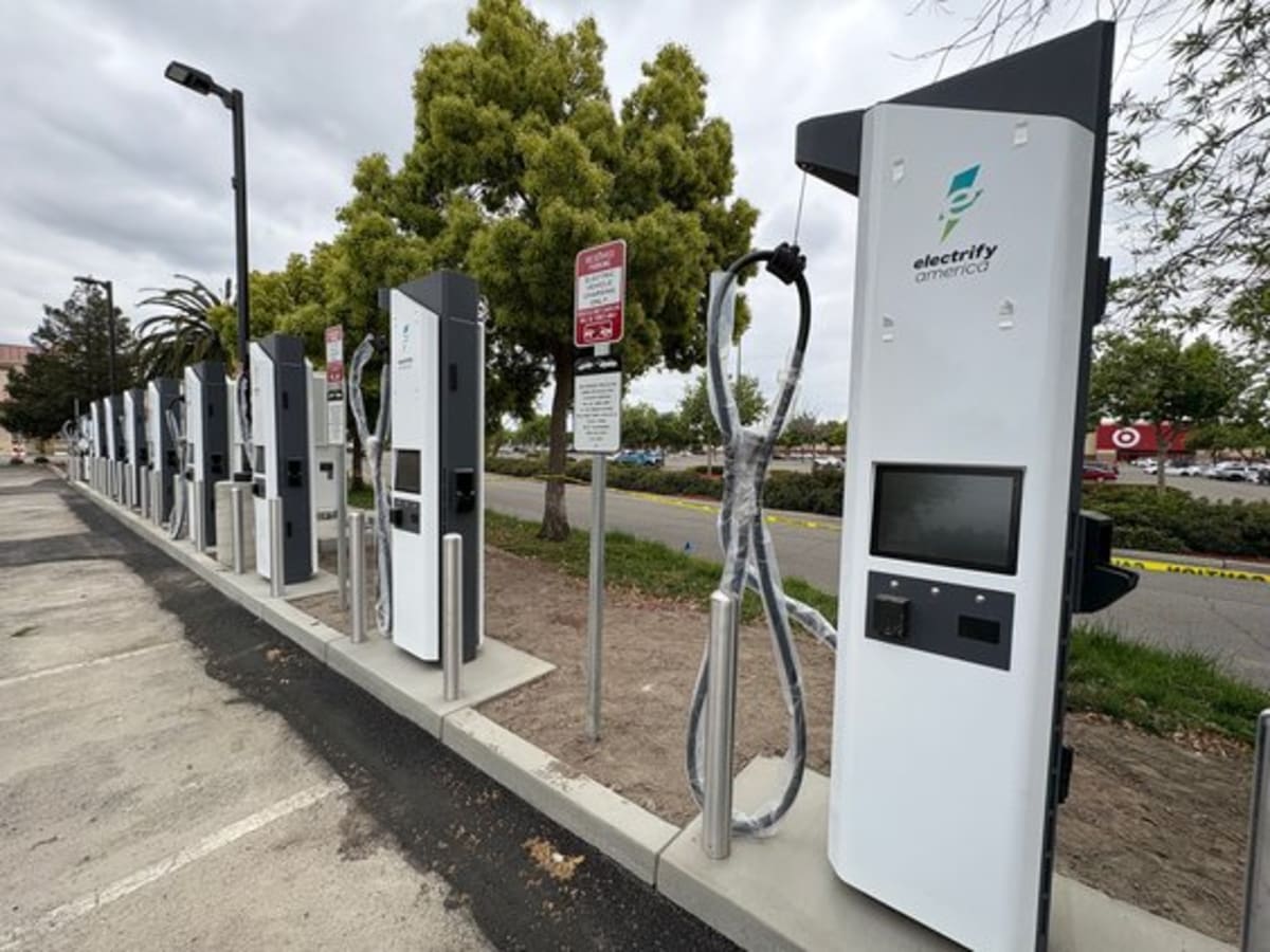 Hotel Installs 68 EV Chargers in California City - Image 3