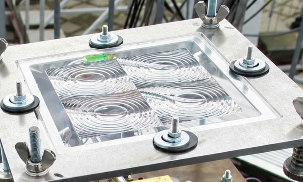 Compact solar hydrogen device with focusing lenses converting sunlight into clean fuel outdoors