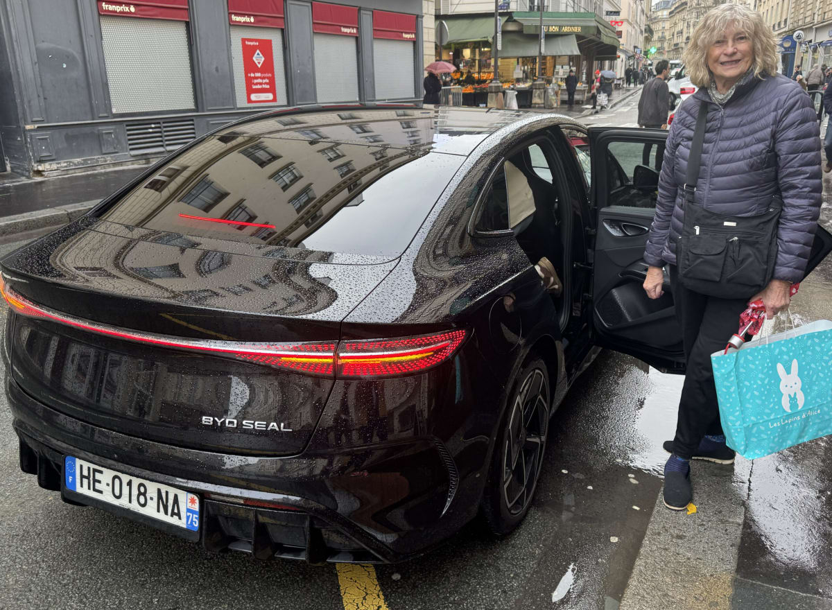 Paris Now Swarms With Electric Cars, Buses, and Bikes - Image 5