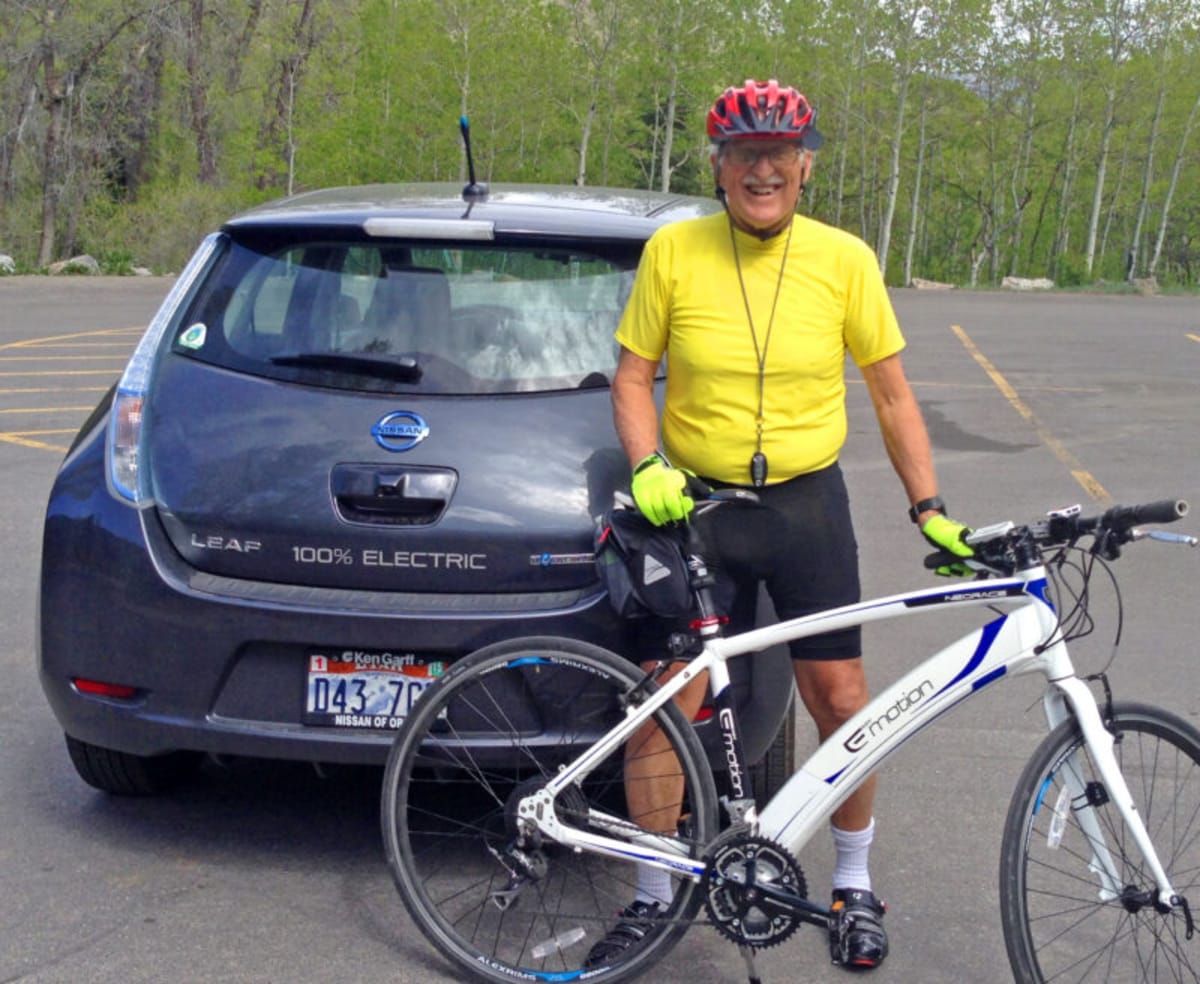 86-Year-Old Cyclist Still Rides Mountains on Ebikes - Image 2